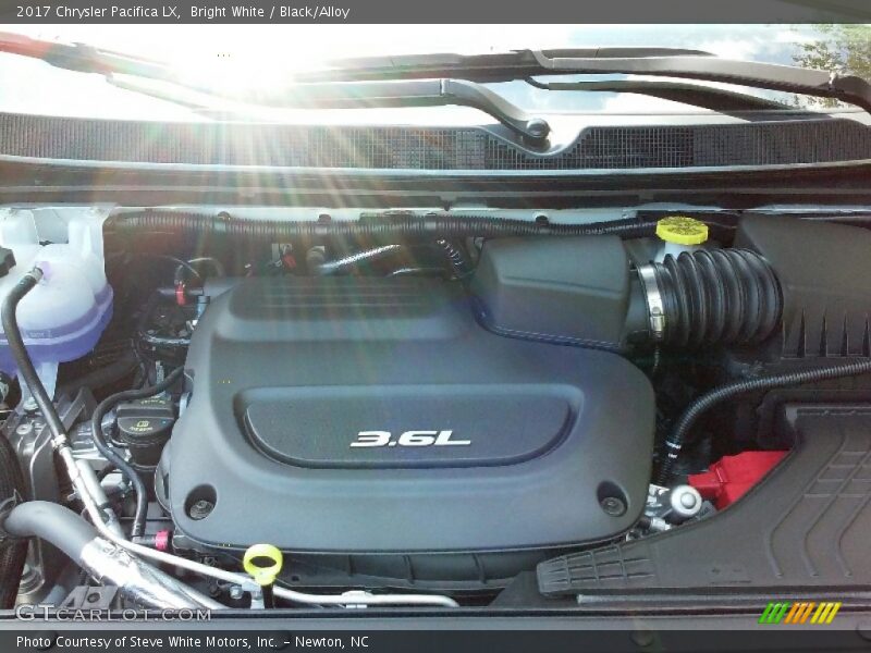 Bright White / Black/Alloy 2017 Chrysler Pacifica LX