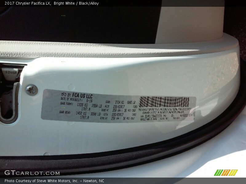 Bright White / Black/Alloy 2017 Chrysler Pacifica LX