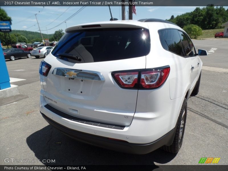 Iridescent Pearl Tricoat / Dark Titanium/Light Titanium 2017 Chevrolet Traverse LT AWD