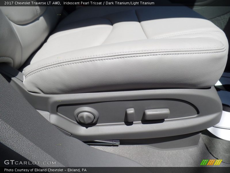 Iridescent Pearl Tricoat / Dark Titanium/Light Titanium 2017 Chevrolet Traverse LT AWD