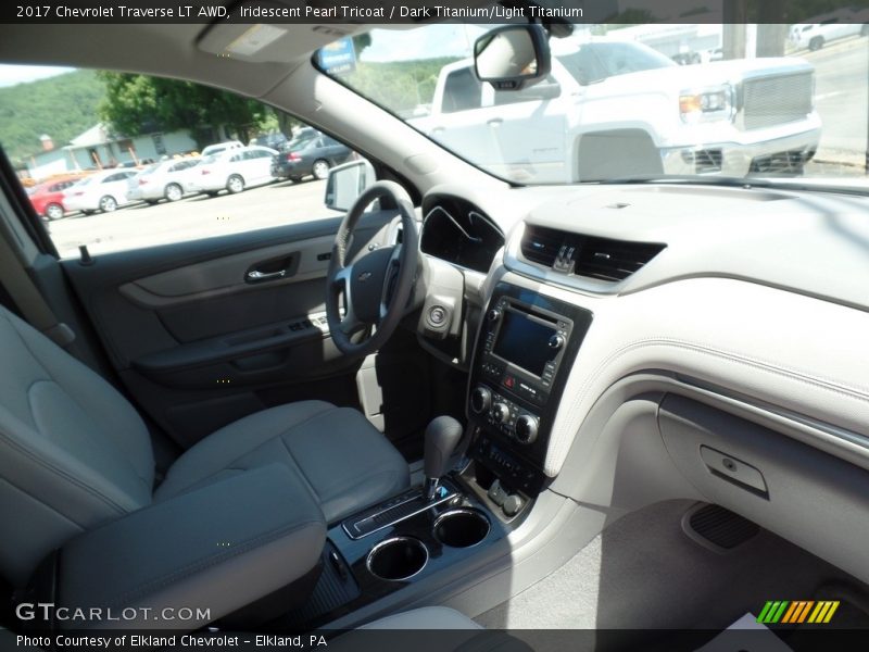 Iridescent Pearl Tricoat / Dark Titanium/Light Titanium 2017 Chevrolet Traverse LT AWD