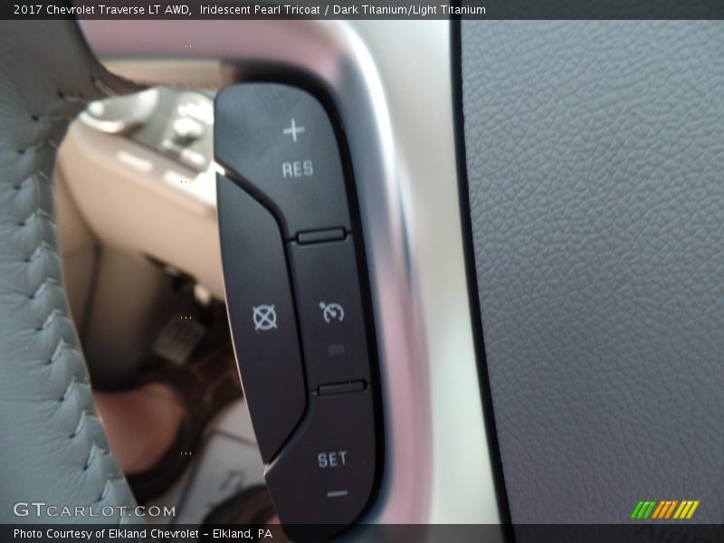 Iridescent Pearl Tricoat / Dark Titanium/Light Titanium 2017 Chevrolet Traverse LT AWD