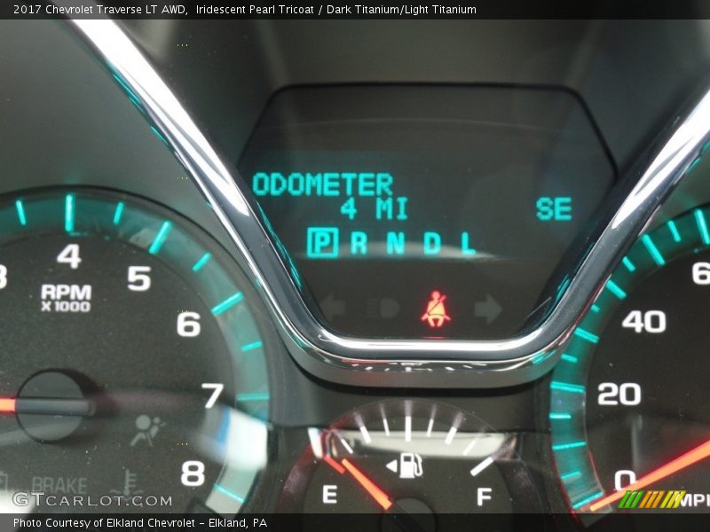 Iridescent Pearl Tricoat / Dark Titanium/Light Titanium 2017 Chevrolet Traverse LT AWD