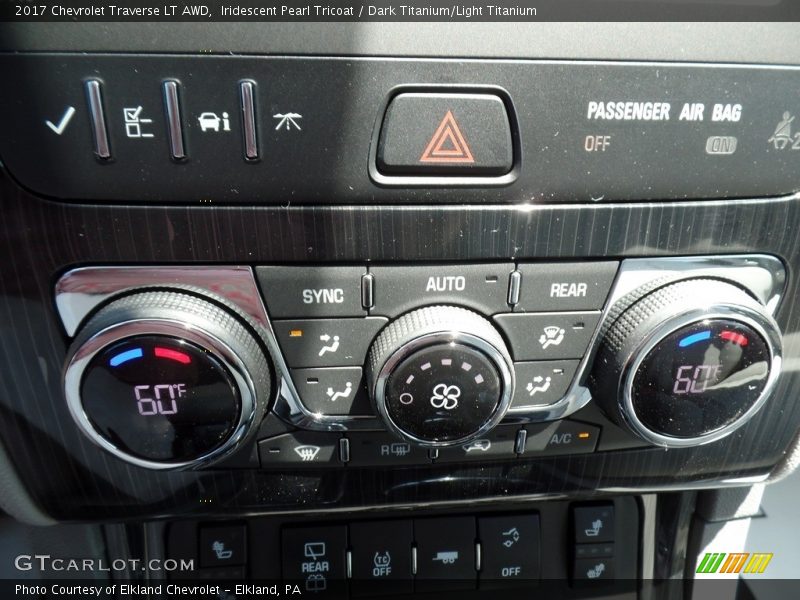 Iridescent Pearl Tricoat / Dark Titanium/Light Titanium 2017 Chevrolet Traverse LT AWD