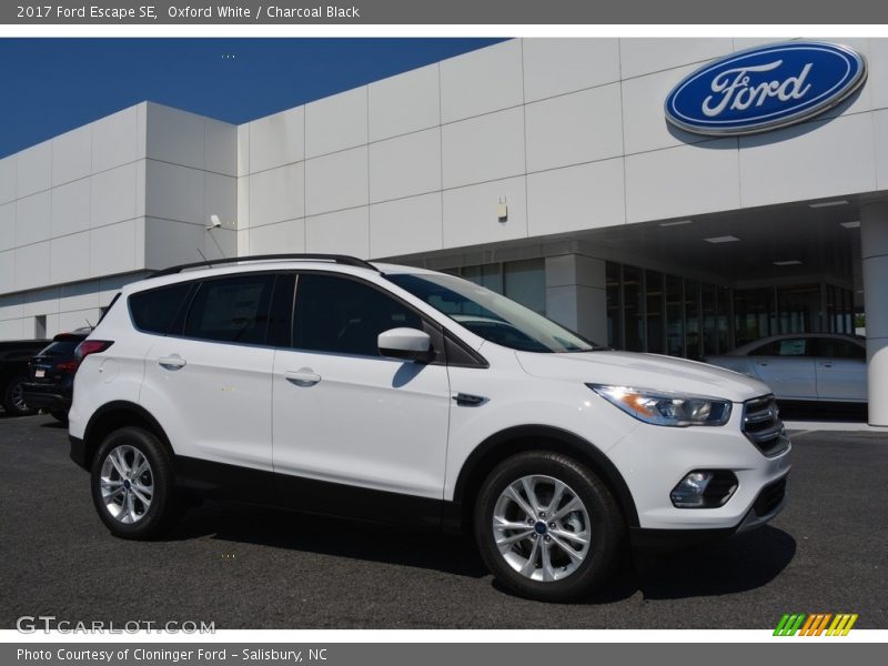 Oxford White / Charcoal Black 2017 Ford Escape SE
