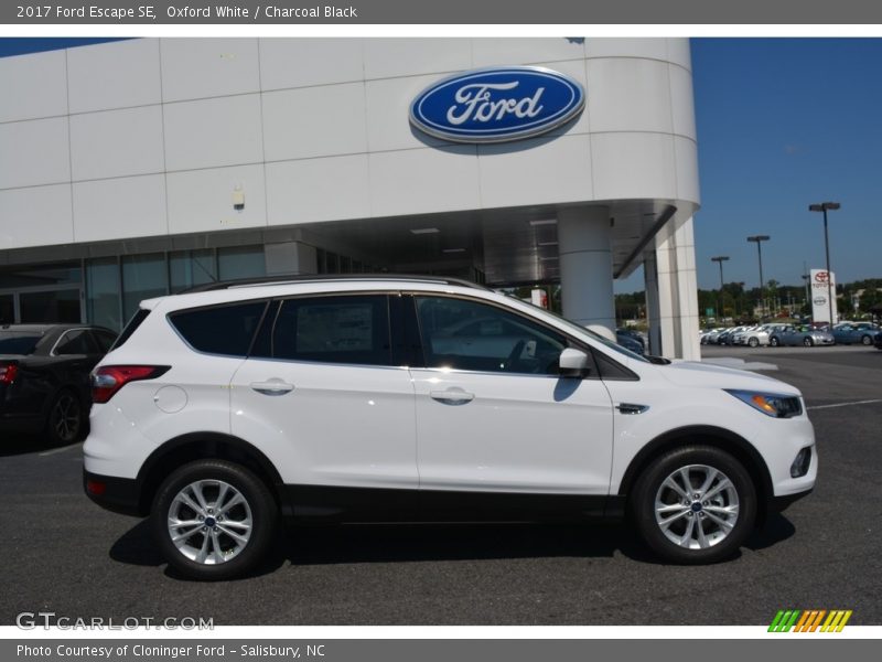 Oxford White / Charcoal Black 2017 Ford Escape SE