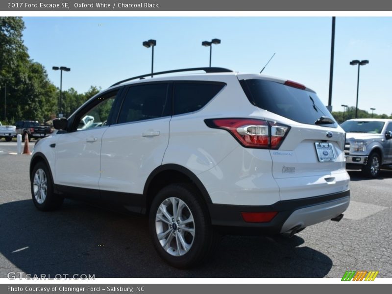 Oxford White / Charcoal Black 2017 Ford Escape SE