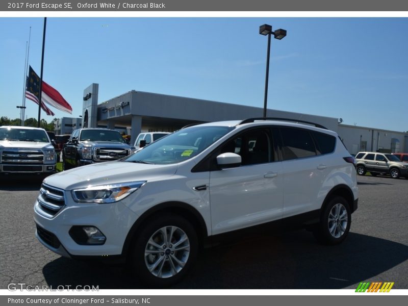 Oxford White / Charcoal Black 2017 Ford Escape SE