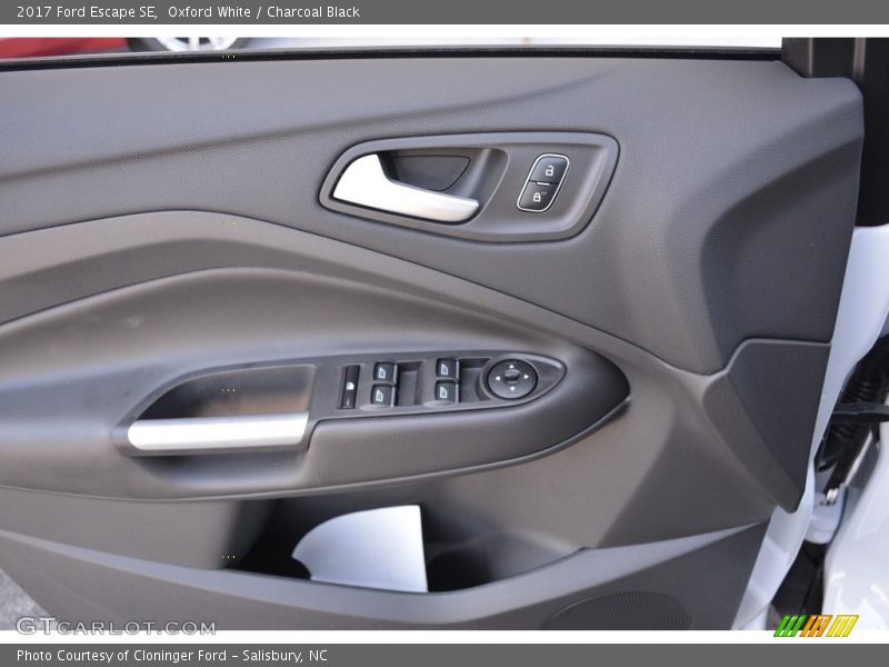 Oxford White / Charcoal Black 2017 Ford Escape SE