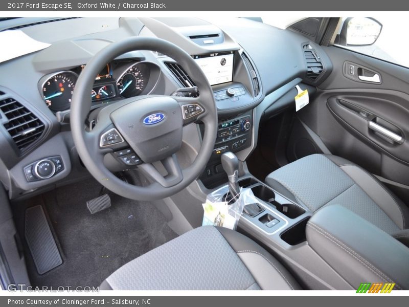 Oxford White / Charcoal Black 2017 Ford Escape SE