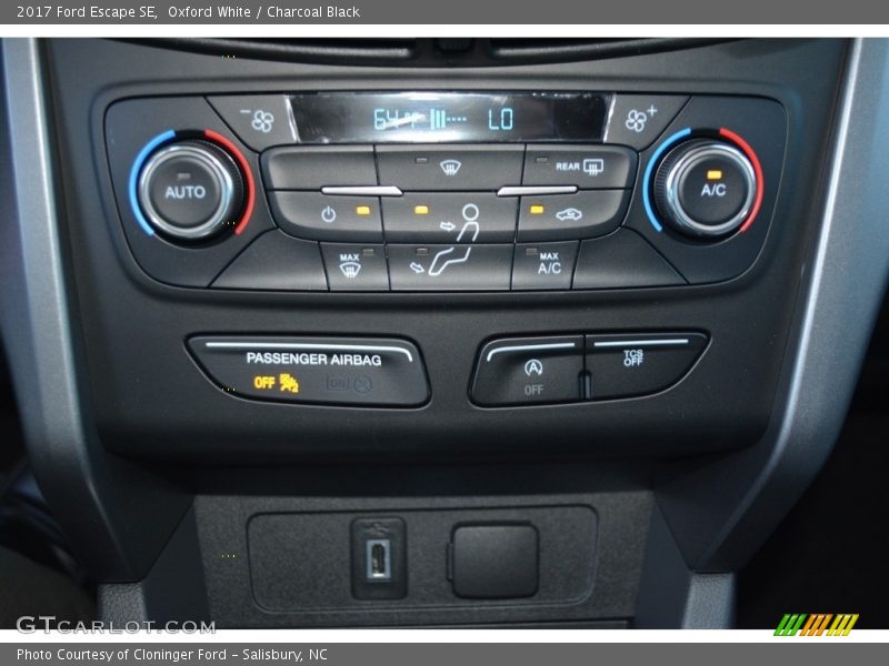 Oxford White / Charcoal Black 2017 Ford Escape SE