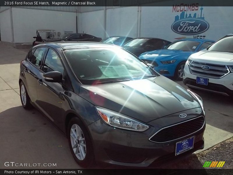 Magnetic / Charcoal Black 2016 Ford Focus SE Hatch