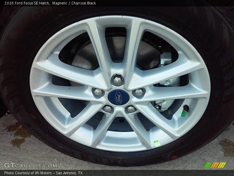 Magnetic / Charcoal Black 2016 Ford Focus SE Hatch