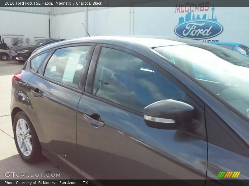 Magnetic / Charcoal Black 2016 Ford Focus SE Hatch