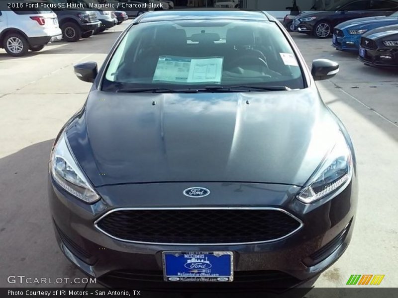 Magnetic / Charcoal Black 2016 Ford Focus SE Hatch