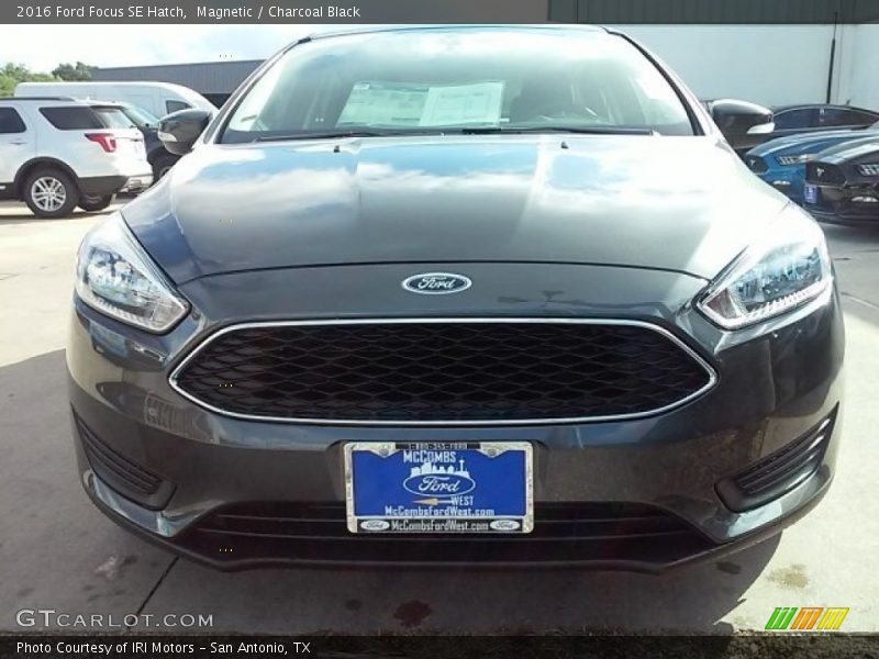 Magnetic / Charcoal Black 2016 Ford Focus SE Hatch