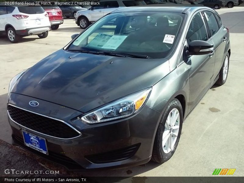 Magnetic / Charcoal Black 2016 Ford Focus SE Hatch