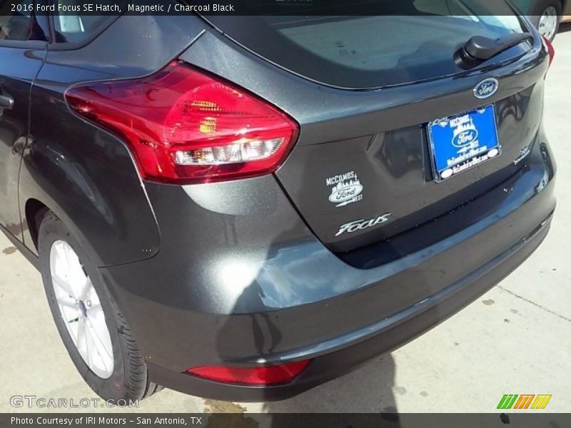 Magnetic / Charcoal Black 2016 Ford Focus SE Hatch