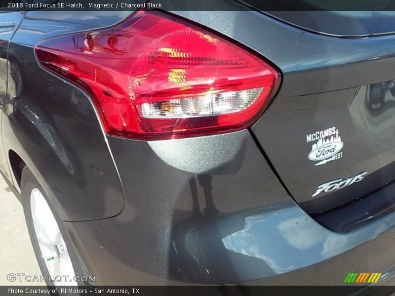 Magnetic / Charcoal Black 2016 Ford Focus SE Hatch