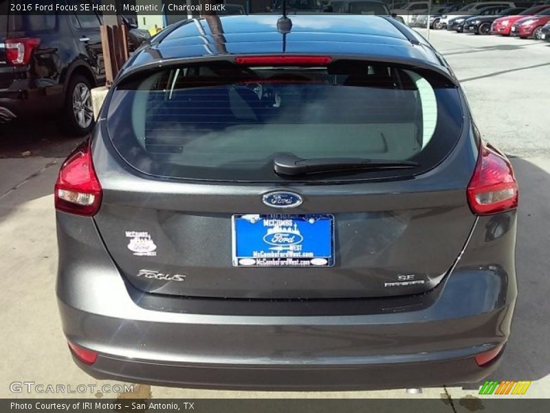 Magnetic / Charcoal Black 2016 Ford Focus SE Hatch