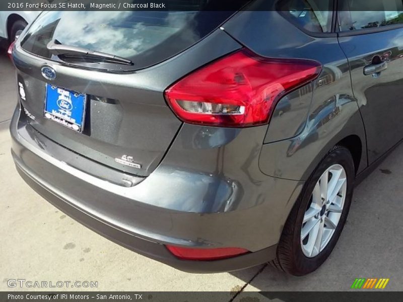 Magnetic / Charcoal Black 2016 Ford Focus SE Hatch