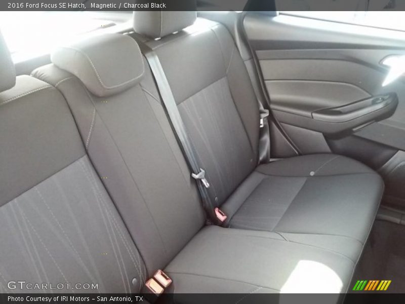 Magnetic / Charcoal Black 2016 Ford Focus SE Hatch
