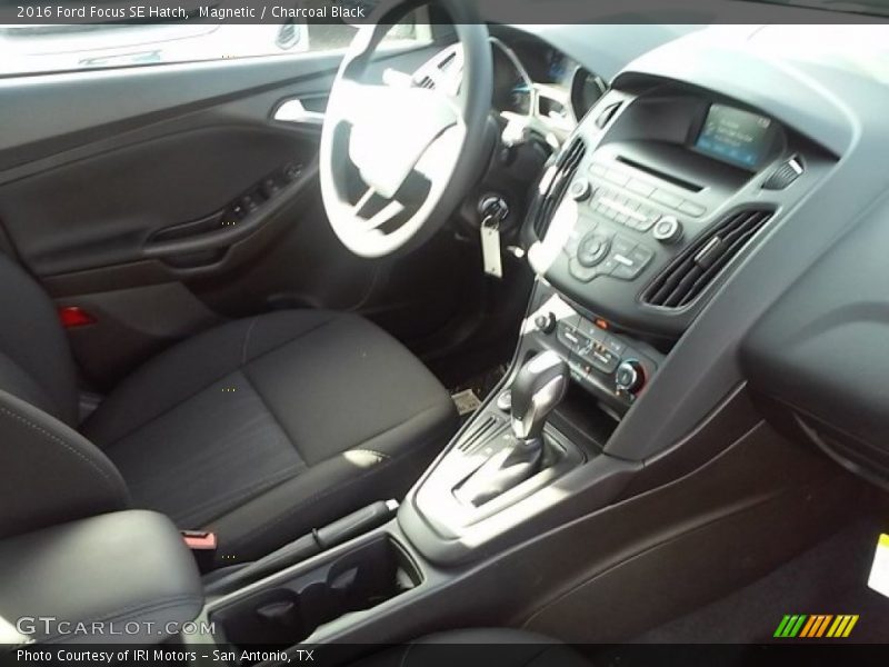 Magnetic / Charcoal Black 2016 Ford Focus SE Hatch