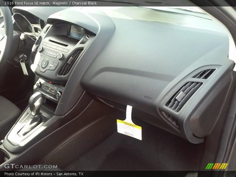 Magnetic / Charcoal Black 2016 Ford Focus SE Hatch