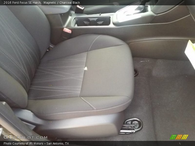 Magnetic / Charcoal Black 2016 Ford Focus SE Hatch