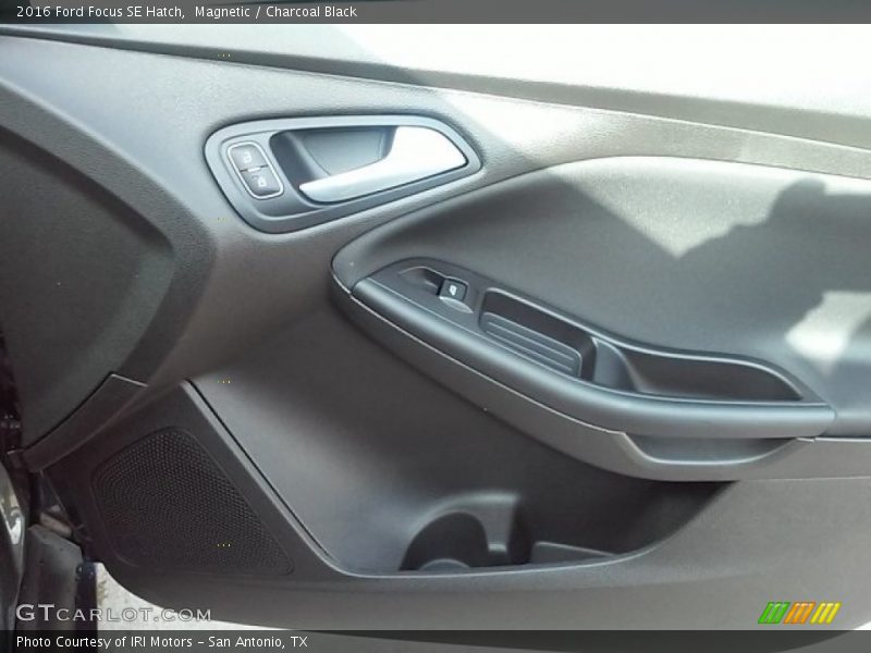 Magnetic / Charcoal Black 2016 Ford Focus SE Hatch
