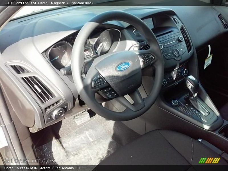 Magnetic / Charcoal Black 2016 Ford Focus SE Hatch