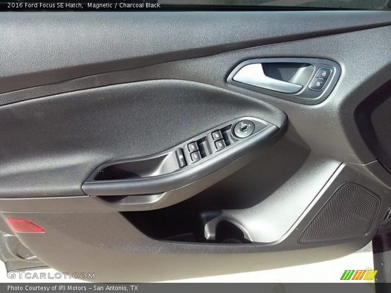 Magnetic / Charcoal Black 2016 Ford Focus SE Hatch