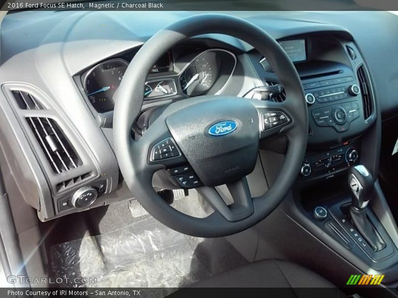 Magnetic / Charcoal Black 2016 Ford Focus SE Hatch