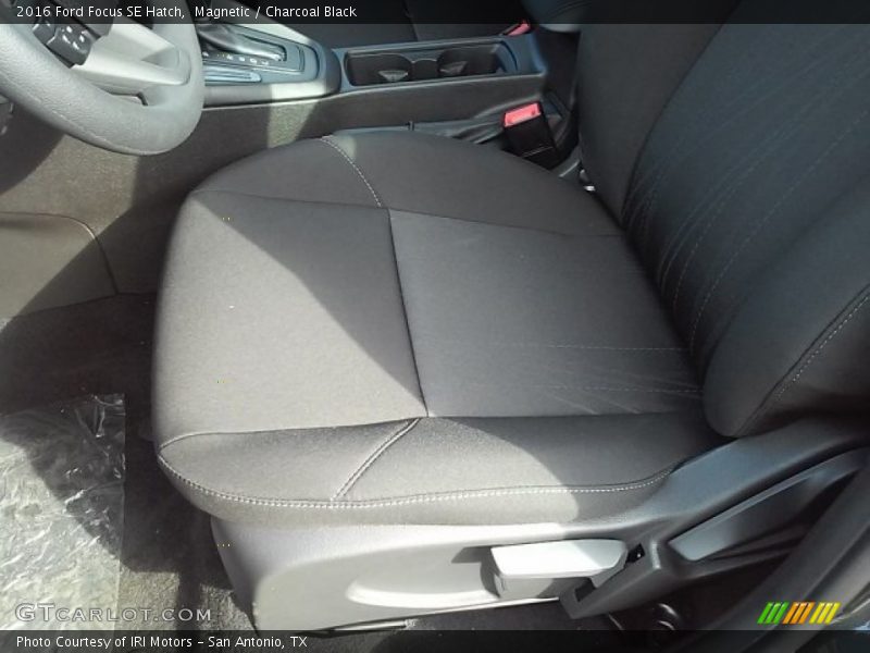 Magnetic / Charcoal Black 2016 Ford Focus SE Hatch