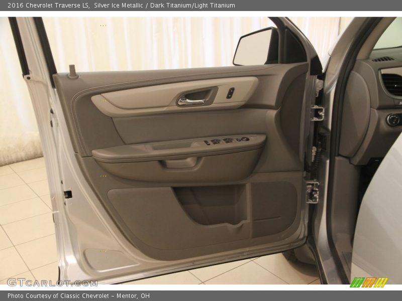 Silver Ice Metallic / Dark Titanium/Light Titanium 2016 Chevrolet Traverse LS