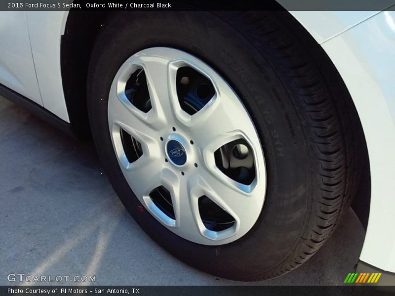 Oxford White / Charcoal Black 2016 Ford Focus S Sedan