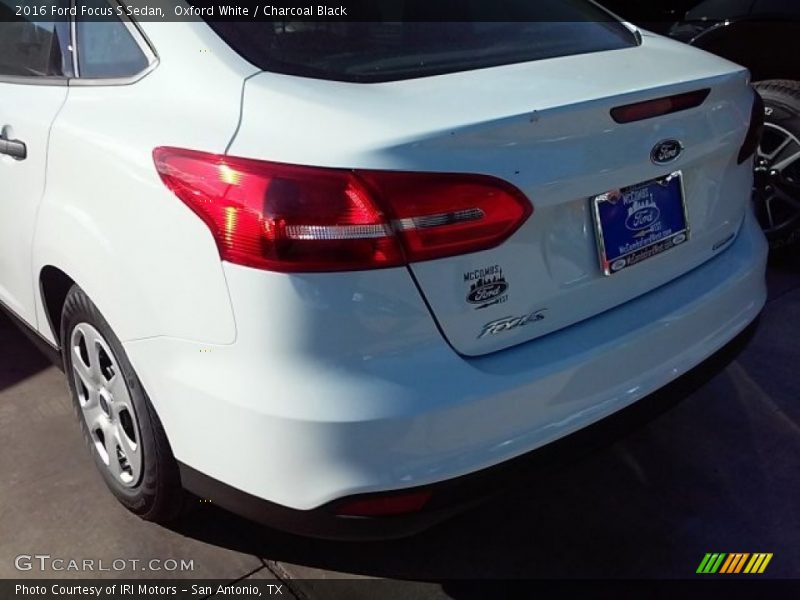 Oxford White / Charcoal Black 2016 Ford Focus S Sedan