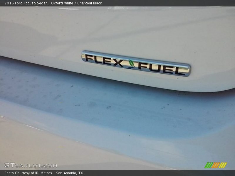 Oxford White / Charcoal Black 2016 Ford Focus S Sedan