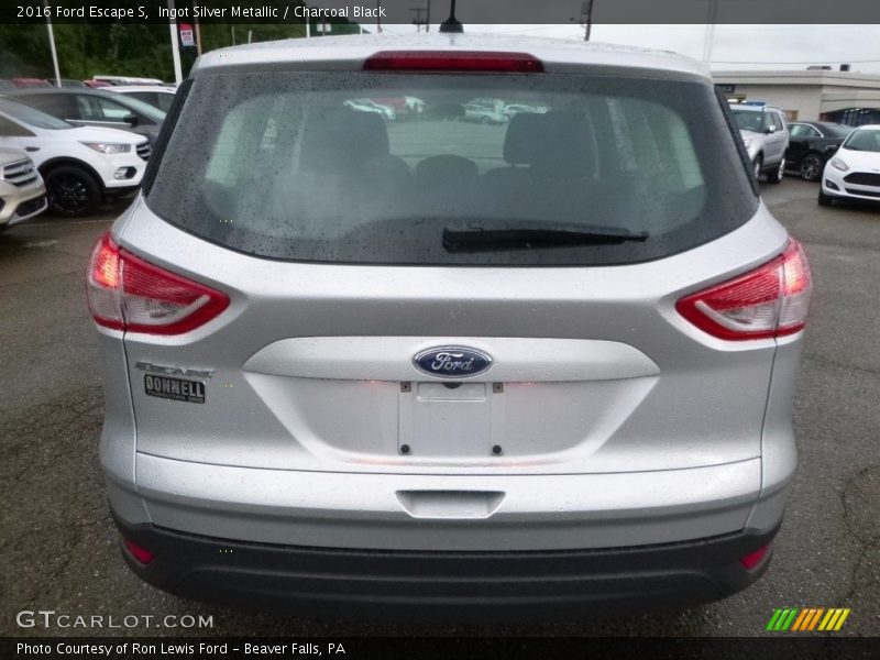 Ingot Silver Metallic / Charcoal Black 2016 Ford Escape S