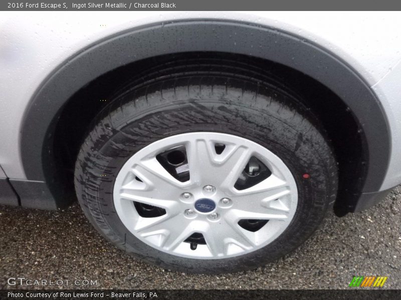 Ingot Silver Metallic / Charcoal Black 2016 Ford Escape S
