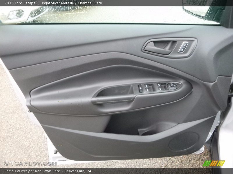 Ingot Silver Metallic / Charcoal Black 2016 Ford Escape S