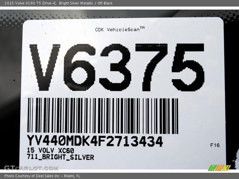 Bright Silver Metallic / Off Black 2015 Volvo XC60 T5 Drive-E