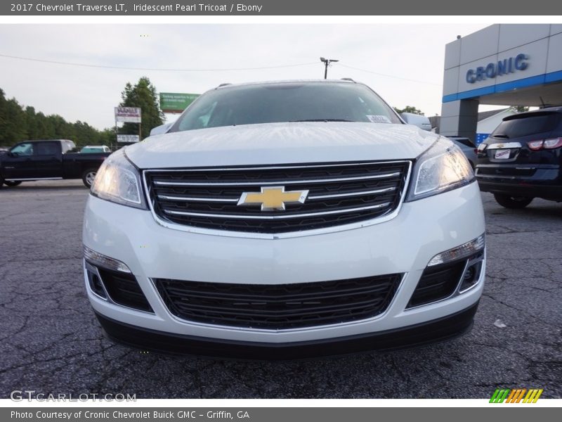 Iridescent Pearl Tricoat / Ebony 2017 Chevrolet Traverse LT