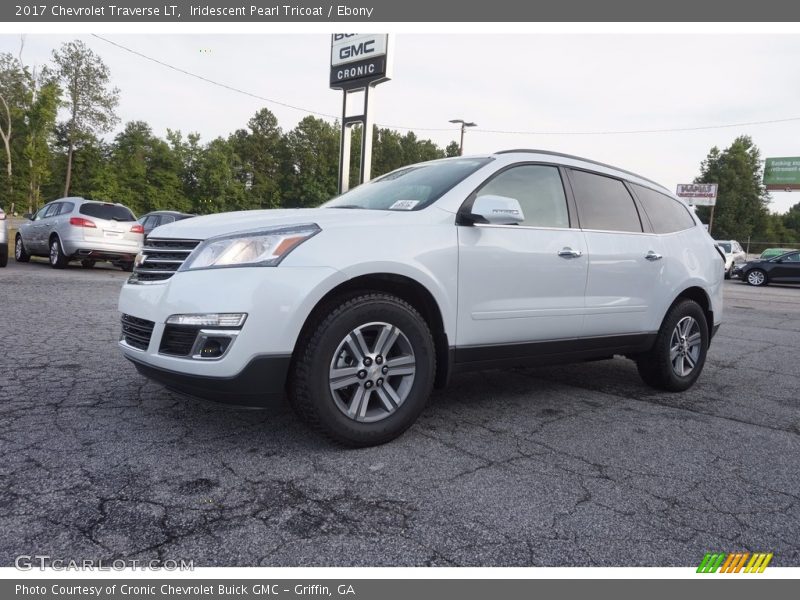 Iridescent Pearl Tricoat / Ebony 2017 Chevrolet Traverse LT