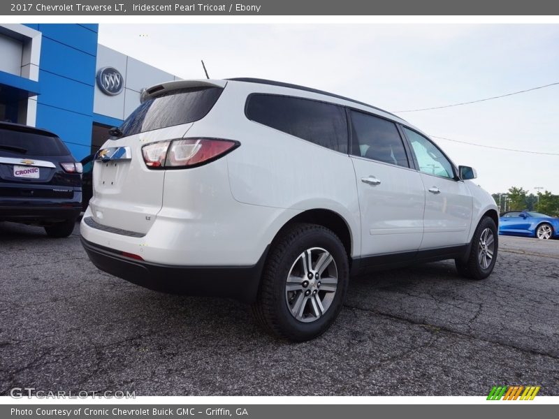 Iridescent Pearl Tricoat / Ebony 2017 Chevrolet Traverse LT