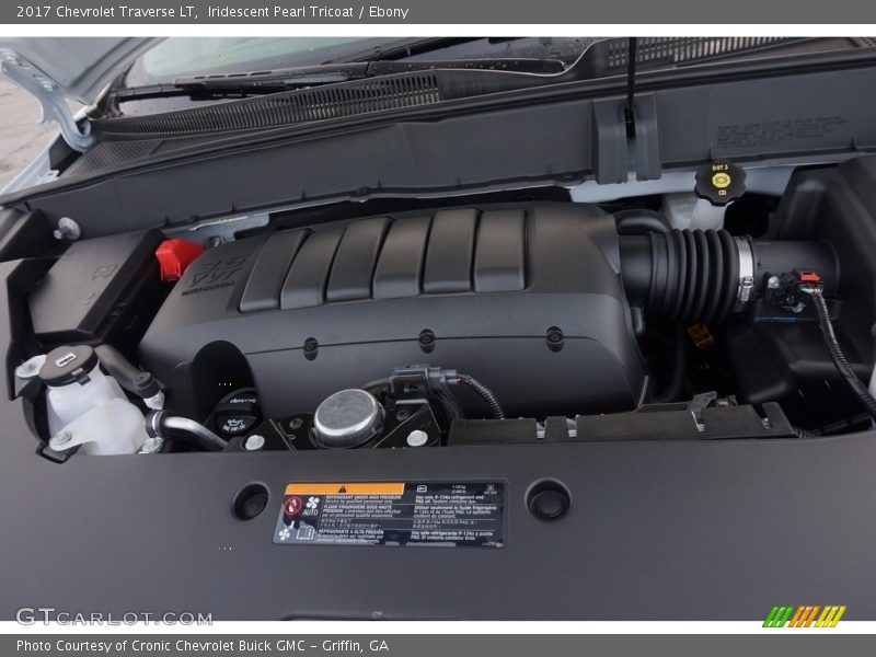 Iridescent Pearl Tricoat / Ebony 2017 Chevrolet Traverse LT