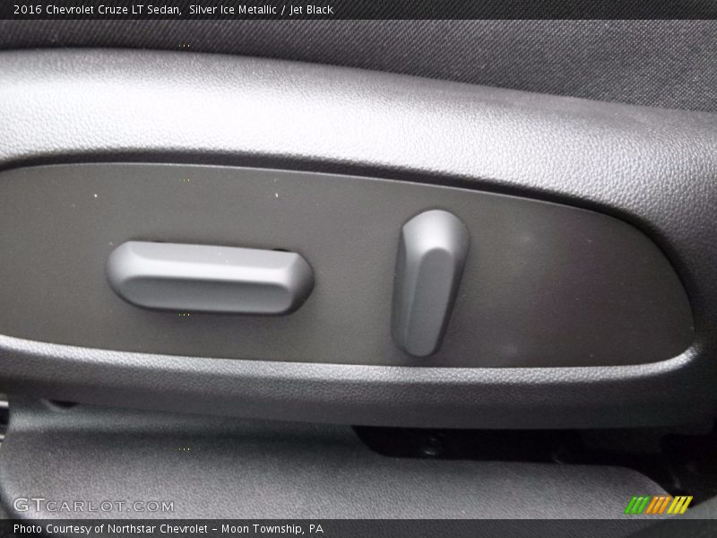 Silver Ice Metallic / Jet Black 2016 Chevrolet Cruze LT Sedan
