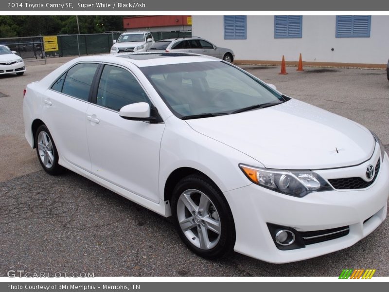 Super White / Black/Ash 2014 Toyota Camry SE