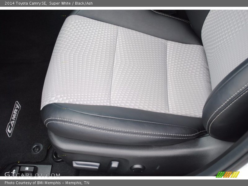 Super White / Black/Ash 2014 Toyota Camry SE