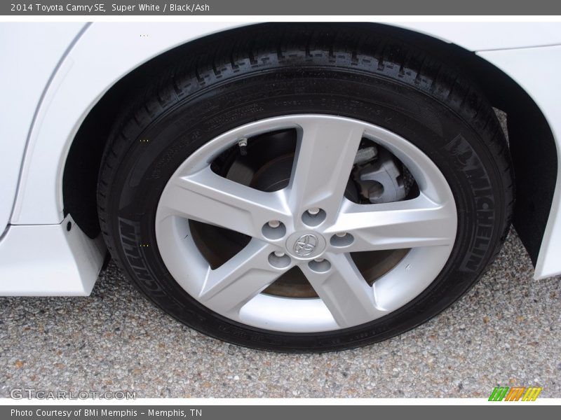 Super White / Black/Ash 2014 Toyota Camry SE